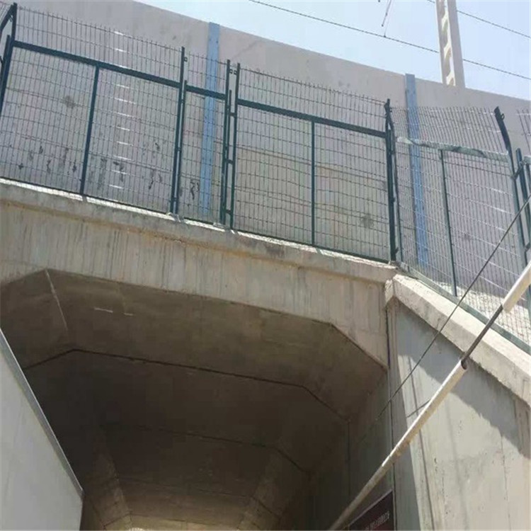 鐵路防護(hù)柵欄案例展示圖片2 鐵路防護(hù)柵欄案例展示圖片2
