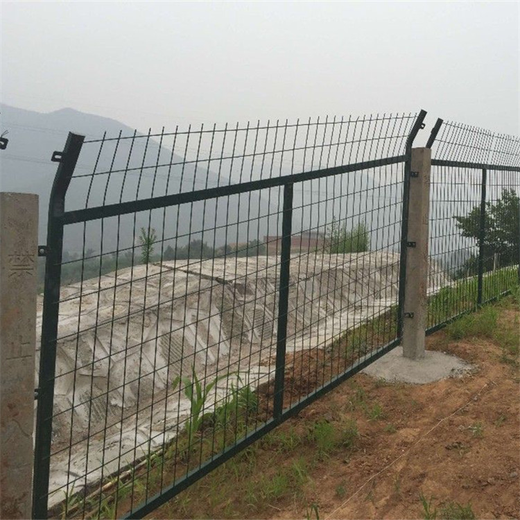 鐵路防護柵欄案例展示圖片4 鐵路防護柵欄案例展示圖片4